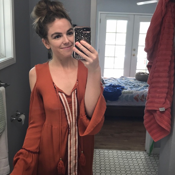 Wardrobe needs changed - Picture 2 of 2